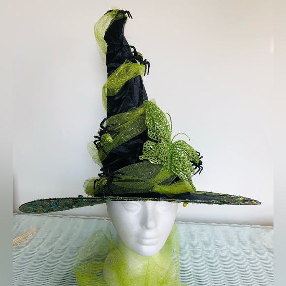 Black, witchhat, pink feathered brim & Baby bone hands. 19" x 19" - Picture 14 of 16